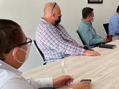 <a href="/noticias/se-reunen-smyt-y-sistema-estatal-de-seguridad-publica-para-atender-temas-del-padron">SE REÚNEN SMyT Y SISTEMA ESTATAL DE SEGURIDAD PÚBLICA PARA ATENDER TEMAS DEL PADRÓN VEHICULA...</a>